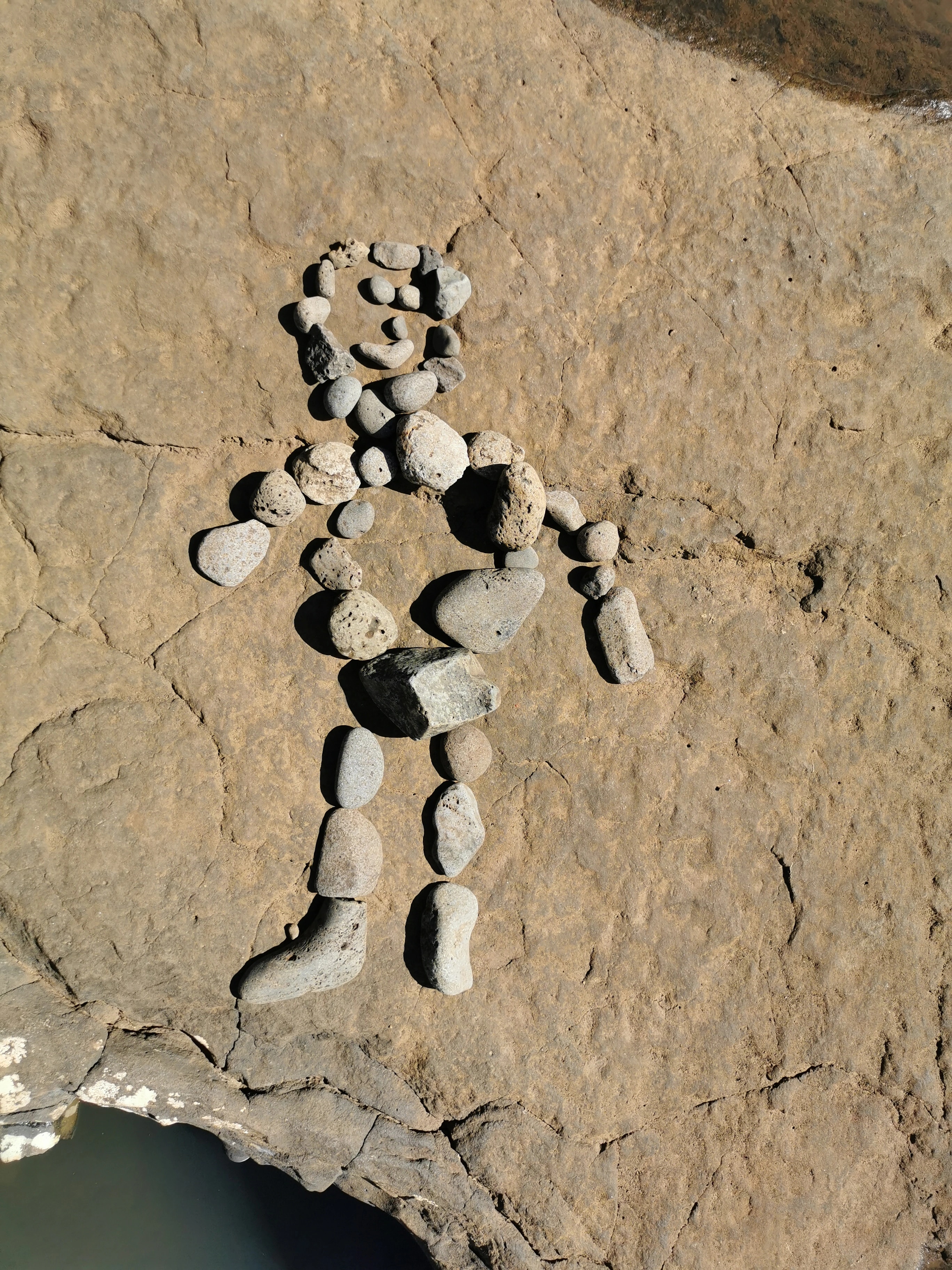Photographie d'un bonhomme en cailloux
